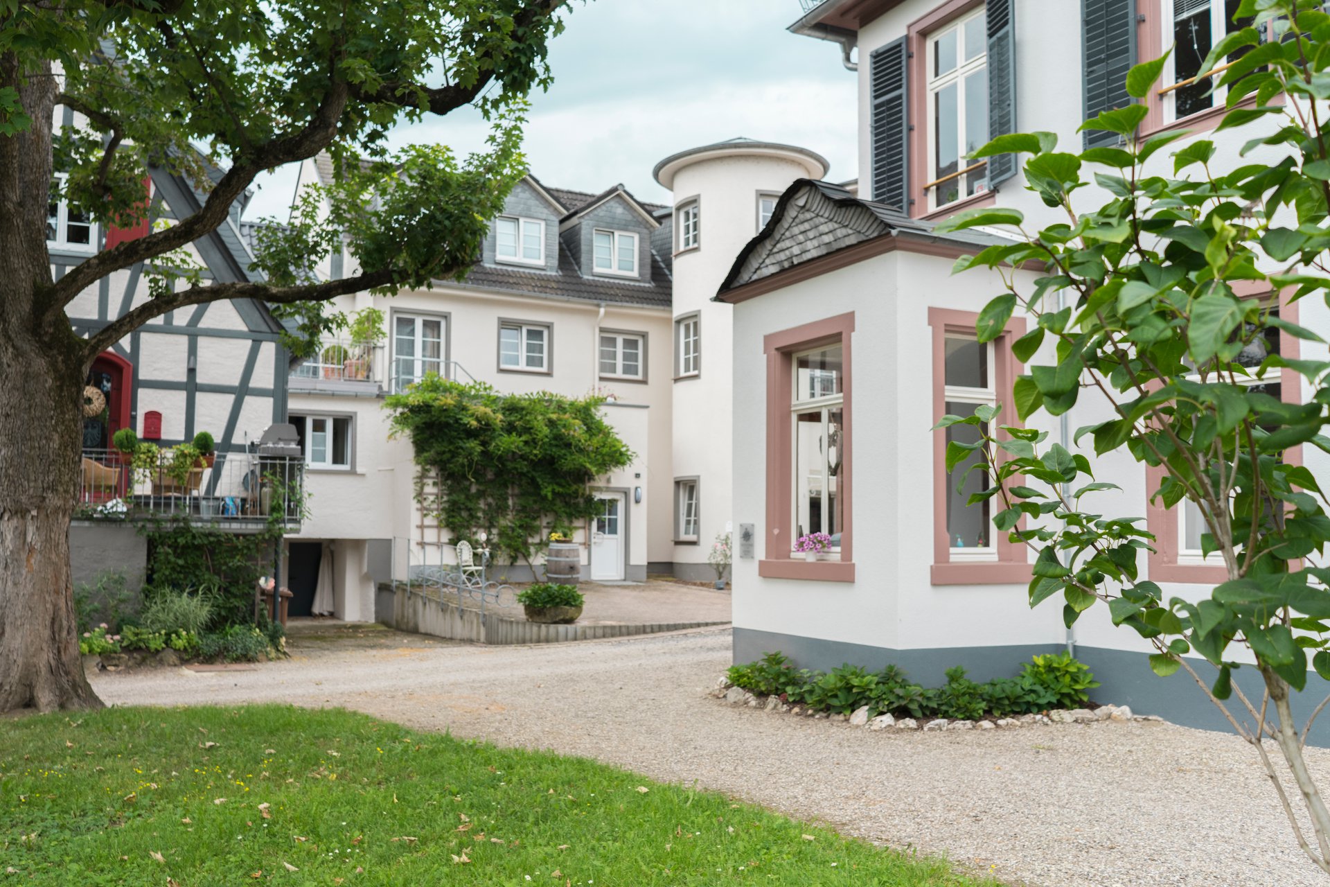 Aussenansicht des Hotel mit Frühstücksraum zur Rechten Aussenansicht des Hotel mit Frühstücksraum zur Rechten